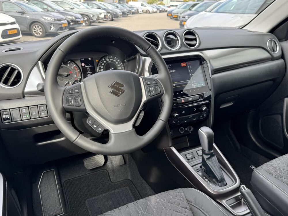 Suzuki Vitara 1.4 Boosterjet Style Hybrid Automaat Direct uit voorraad leverbaar.