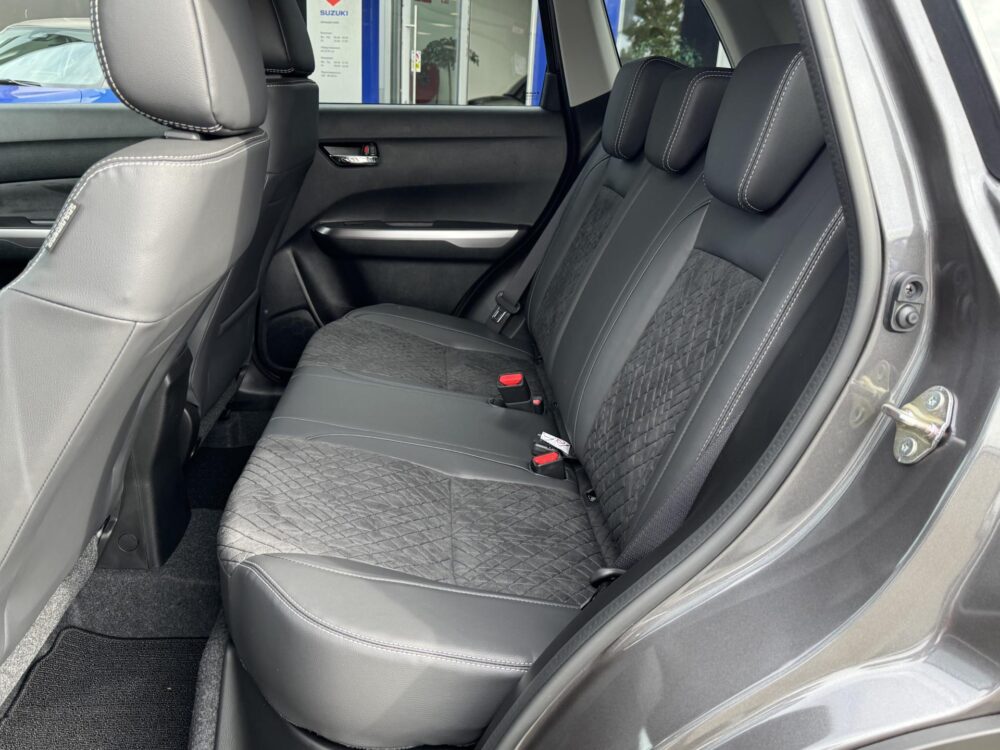 Suzuki Vitara 1.4 Boosterjet Style Hybrid Automaat Direct uit voorraad leverbaar.