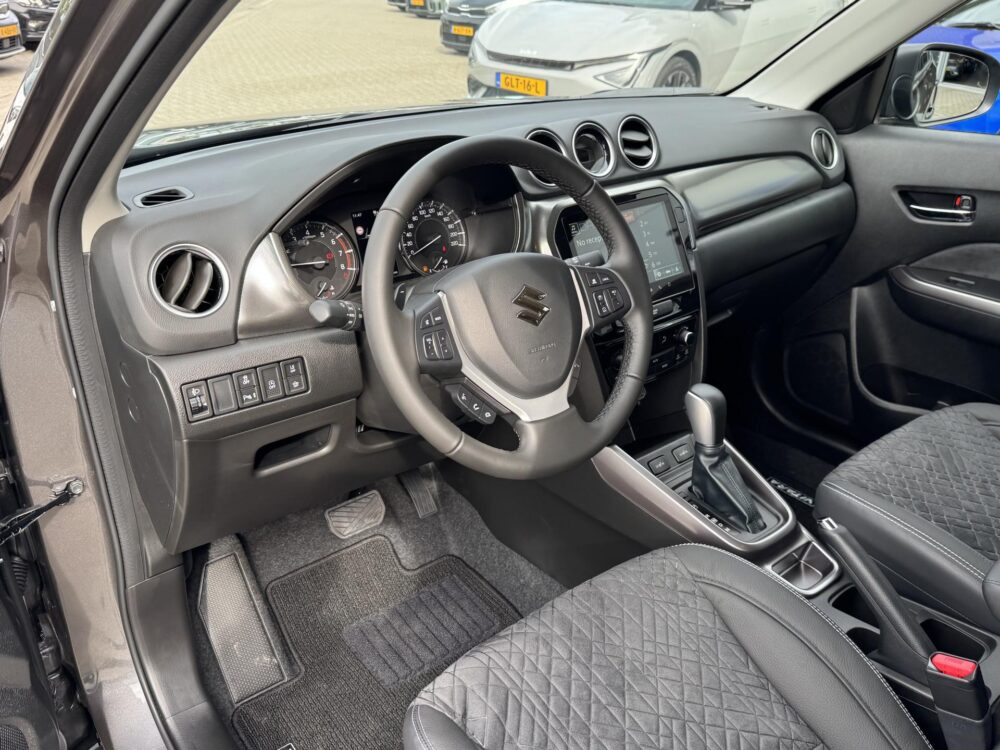 Suzuki Vitara 1.4 Boosterjet Style Hybrid Automaat Direct uit voorraad leverbaar.