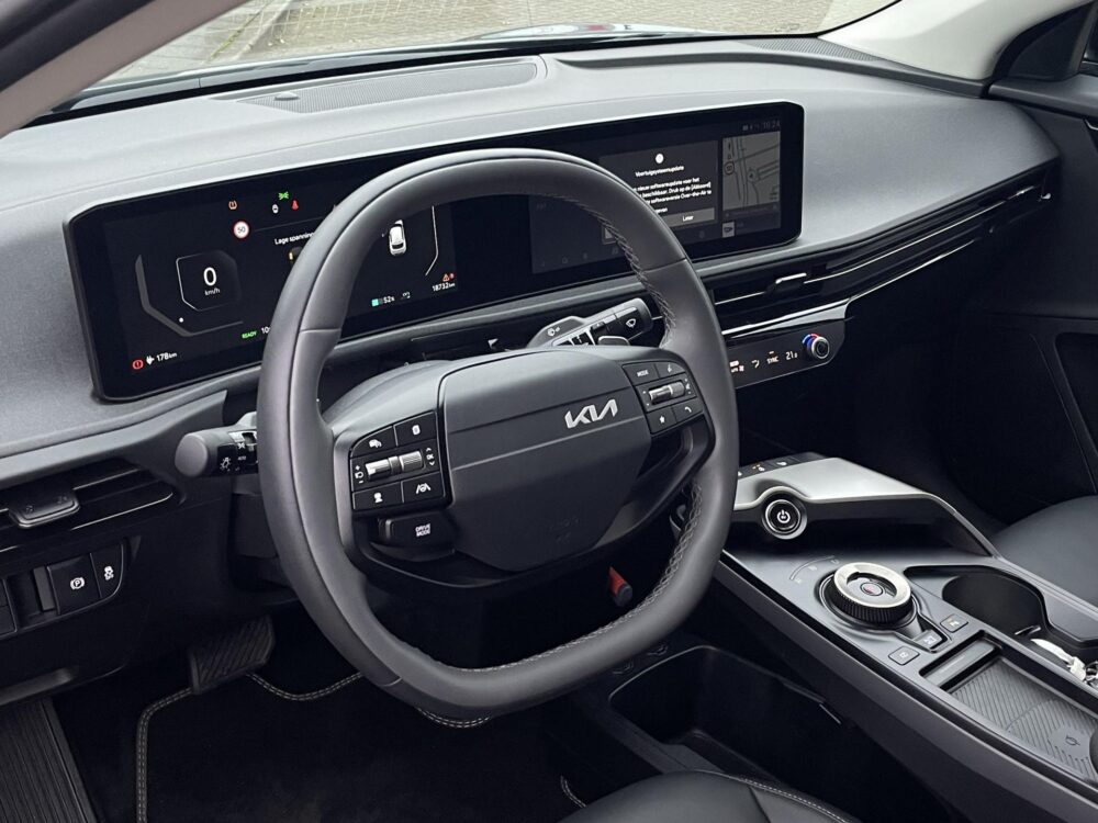 Kia EV6 Light Edition 63 kWh | Achteruitrijcamera | Stoel Stuur verwarming | Adaptive cruise |