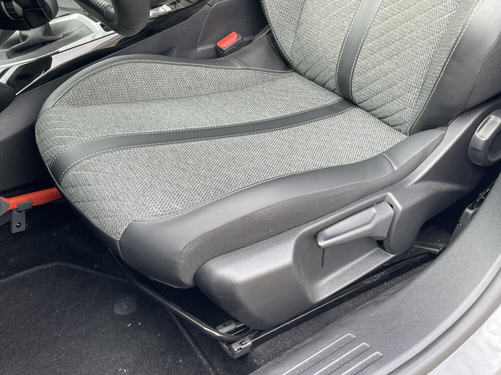 51555515-peugeot-2008-1-2-puretech-100-allure-airco-digitaal-dashboard-navigatie-cruise-control-2024