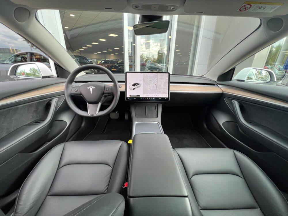 Tesla Model 3 Standard RWD Plus | | Camera | Keyless |