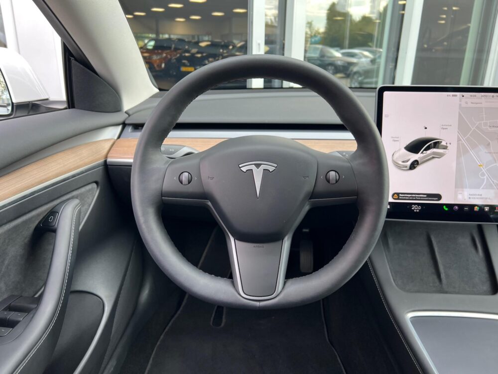 Tesla Model 3 Standard RWD Plus | | Camera | Keyless |