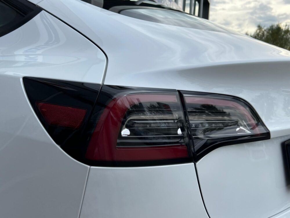 Tesla Model 3 Standard RWD Plus | | Camera | Keyless |