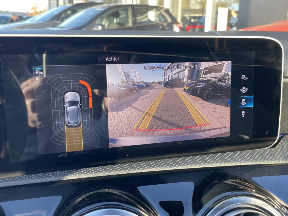 Mercedes-Benz A-Klasse 200 Business Solution AMG | Panoramadak | MBUX |