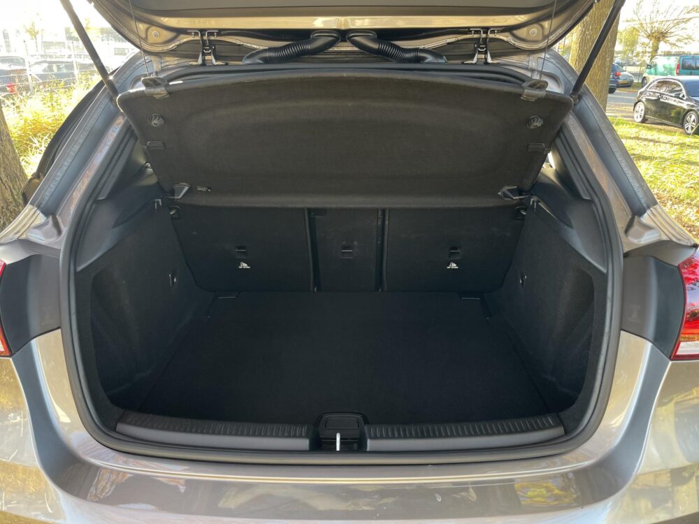 Mercedes-Benz A-Klasse 200 Business Solution AMG | Panoramadak | MBUX |