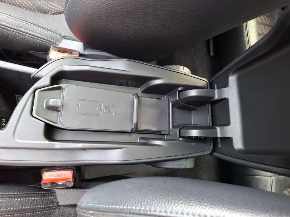 BMW X1 sDrive20i High Executive | BTW !! | Elektrische stoel | Camera | LED verlichting | trekhaak | panoramadak