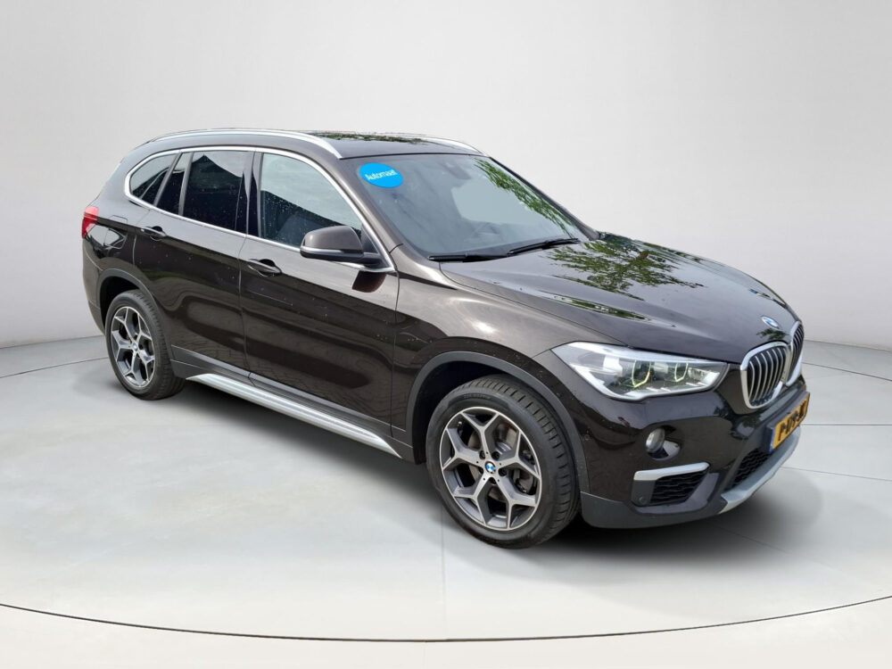BMW X1 sDrive20i High Executive | BTW !! | Elektrische stoel | Camera | LED verlichting | trekhaak | panoramadak