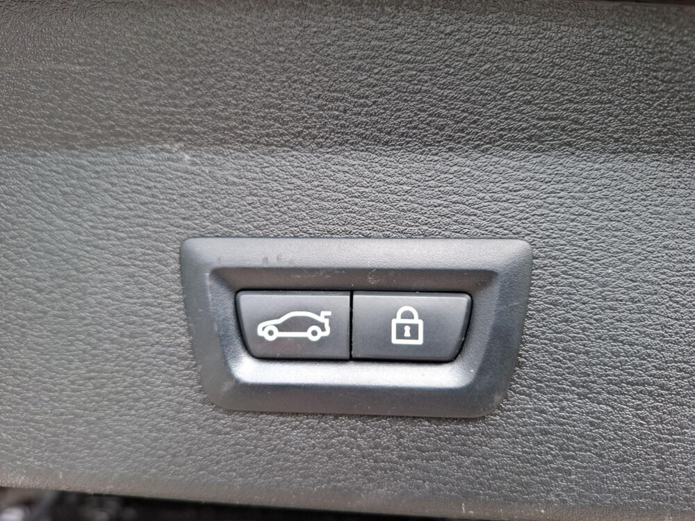 BMW X1 sDrive20i High Executive | BTW !! | Elektrische stoel | Camera | LED verlichting | trekhaak | panoramadak