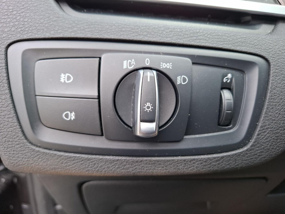 BMW X1 sDrive20i High Executive | BTW !! | Elektrische stoel | Camera | LED verlichting | trekhaak | panoramadak
