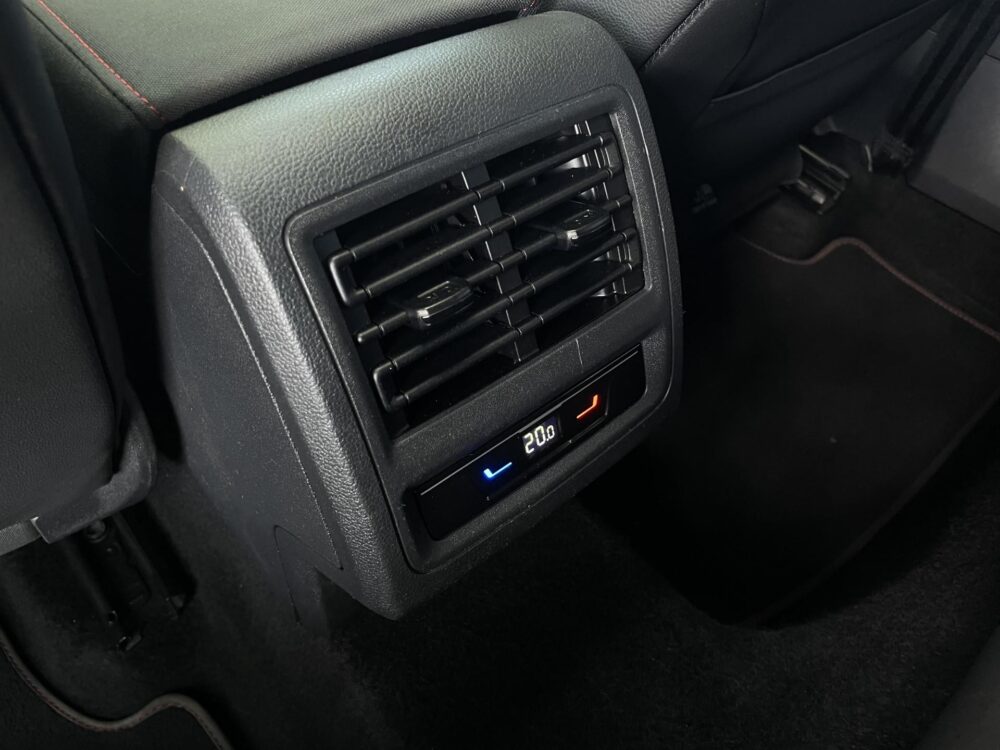 Volkswagen Golf 2.0 TSI GTI ClubSport 45 Jahre | 301 pk | Achteruitrijcamera | Stoel/stuur verwarming | Cruise adaptief |