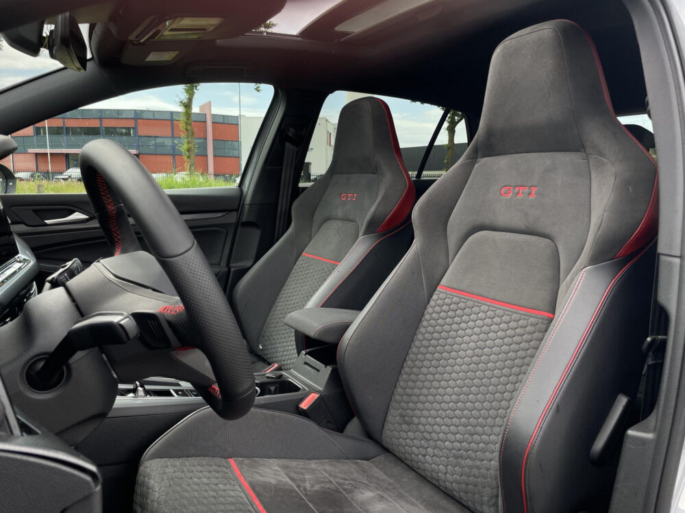 Volkswagen Golf 2.0 TSI GTI ClubSport 45 Jahre | BTW ! ! | 301 pk | Achteruitrijcamera | Stoel/stuur verwarming | Cruise adaptief |