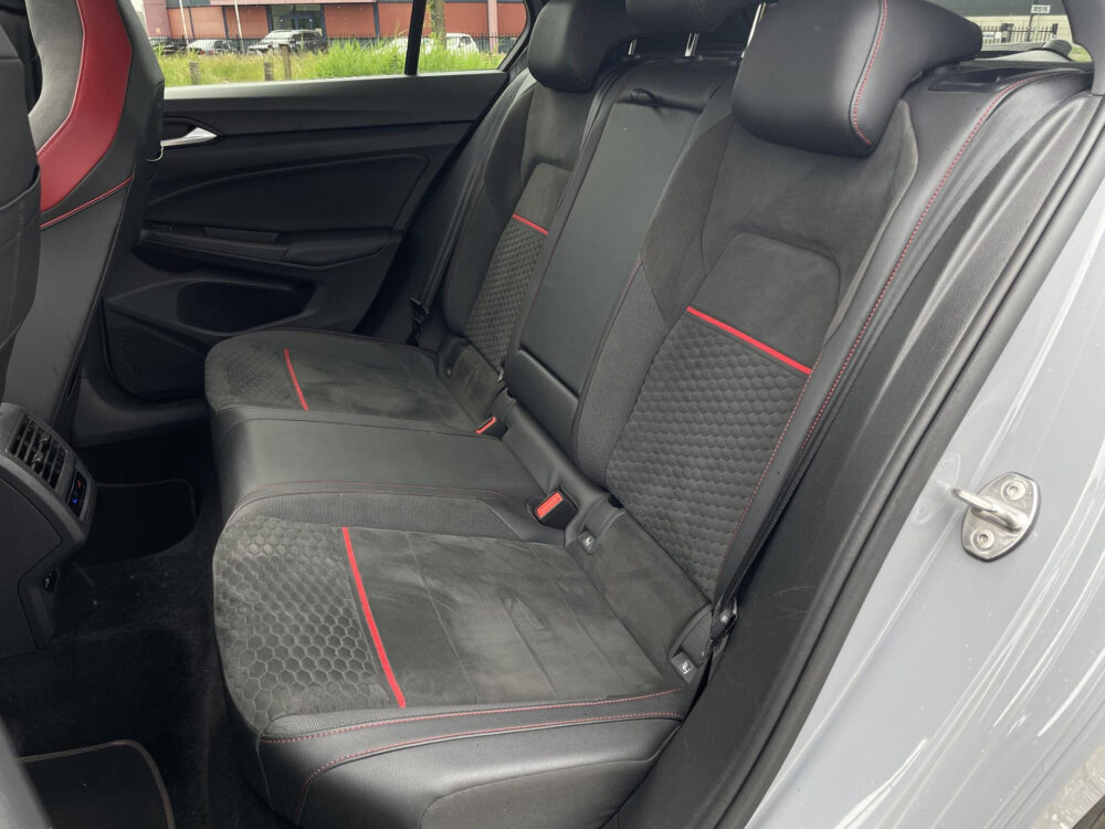 Volkswagen Golf 2.0 TSI GTI ClubSport 45 Jahre | BTW ! ! | 301 pk | Achteruitrijcamera | Stoel/stuur verwarming | Cruise adaptief |