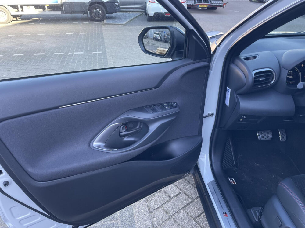 Toyota Yaris Cross 1.5 Hybrid 130 GR SPORT | Carplay | Achteruitrijcamera | Stoelverwarming |