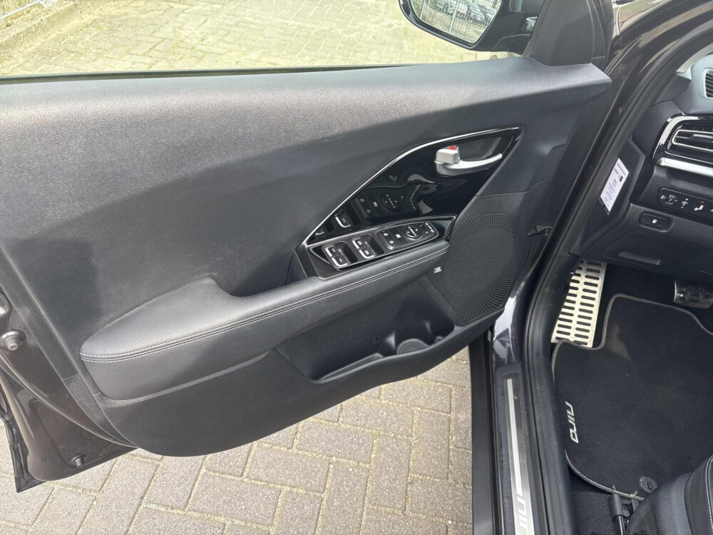 Kia Niro 1.6 GDi Hybrid Style Edition 18 inch | Leder | Keyless | JBL Sound | Elec. verstel stoelen | Trekhaak | info roel 0492-588951