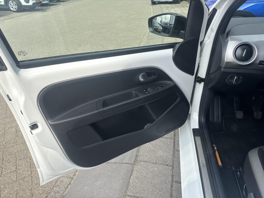 Volkswagen Up! 1.0 TSI BMT high up! 90 pk 1e Eig. achteruitrijcamera | Stoelverwarming | 1e Eigenaar |parkeersensoren | 90 pk motor ! | Cruise Control
