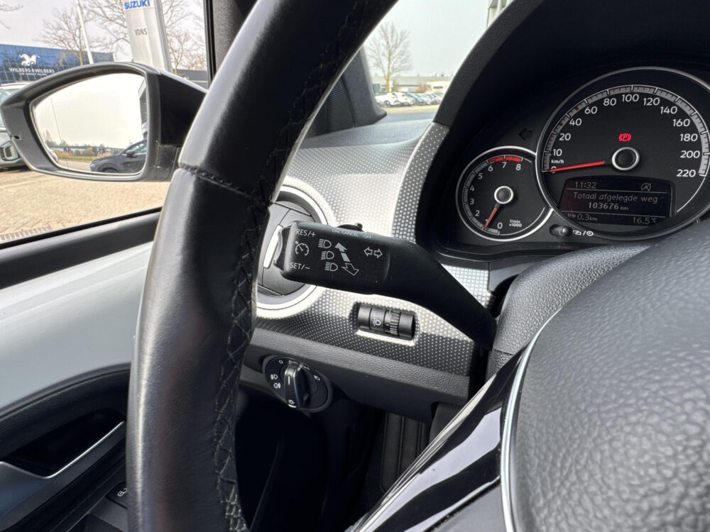Volkswagen Up! 1.0 TSI BMT high up! 90 pk 1e Eig. achteruitrijcamera | Stoelverwarming | 1e Eigenaar |parkeersensoren | 90 pk motor ! | Cruise Control