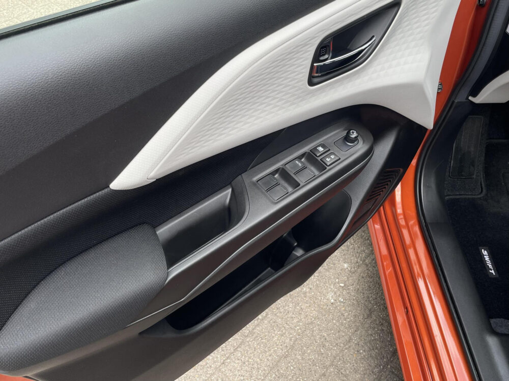 Suzuki Swift 1.2 Comfort Smart Hybrid Fabrieksgarantie tot 2035 | Navigatie | Cruise Control | 16′ LMV