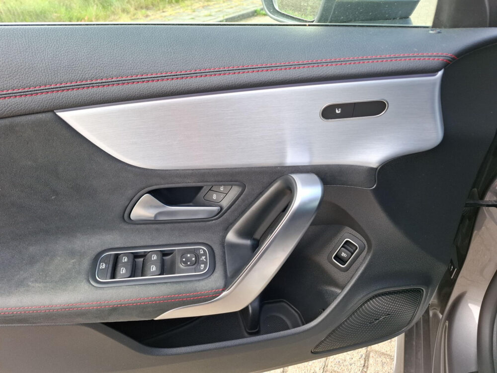 Mercedes-Benz CLA-klasse 180 Premium Plus | AMG Styling | panorama dak | digitaal dashboard | cruise control | climate control | camera