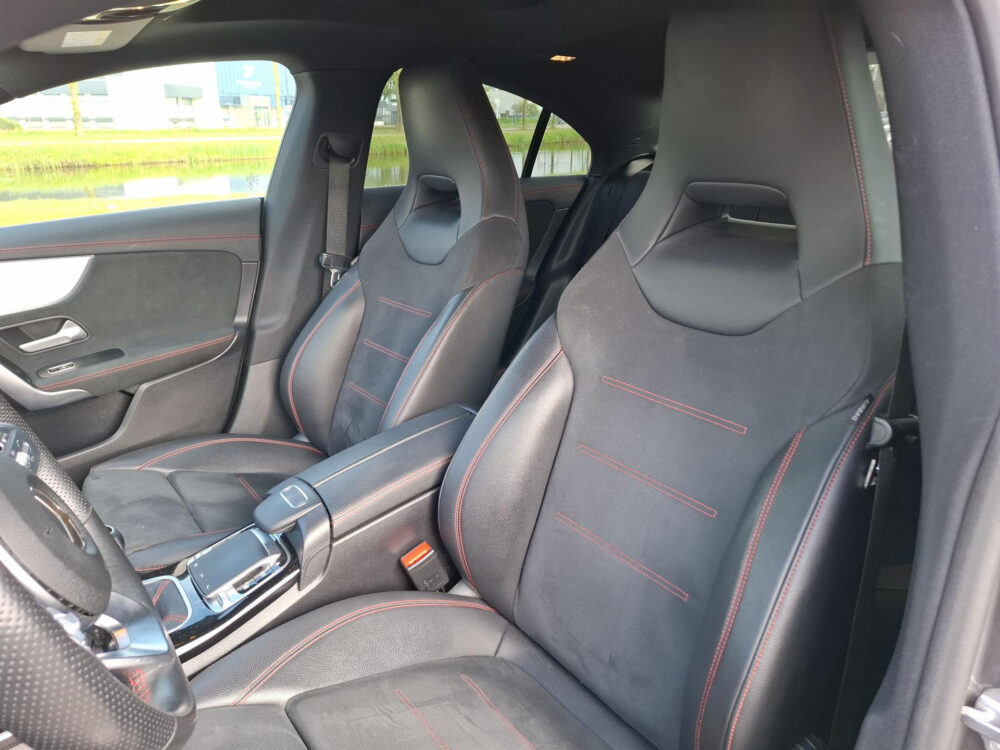 Mercedes-Benz CLA-klasse 180 Premium Plus | AMG Styling | panorama dak | digitaal dashboard | cruise control | climate control | camera