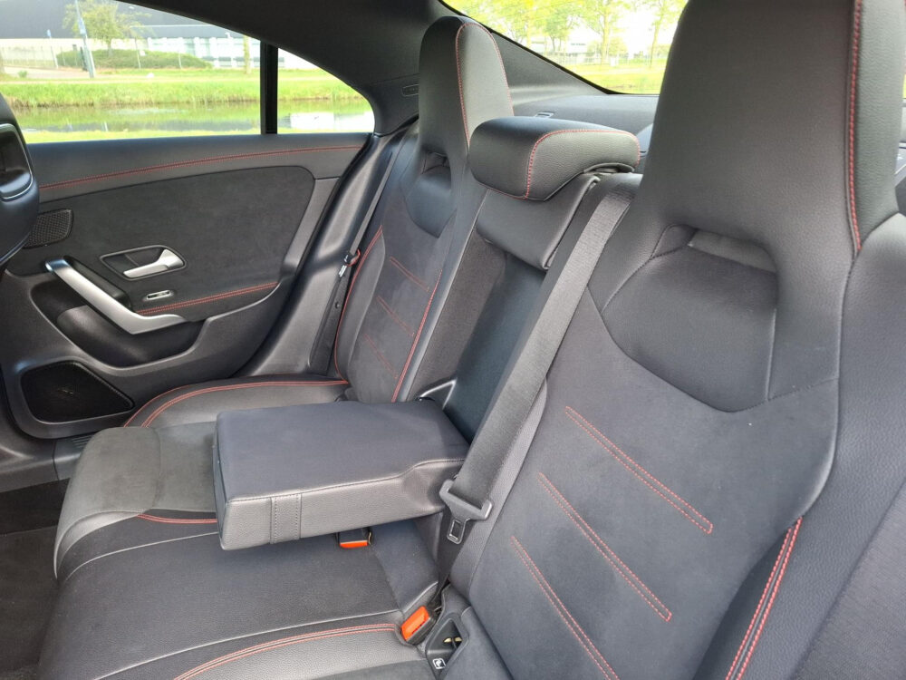 Mercedes-Benz CLA-klasse 180 Premium Plus | AMG Styling | panorama dak | digitaal dashboard | cruise control | climate control | camera