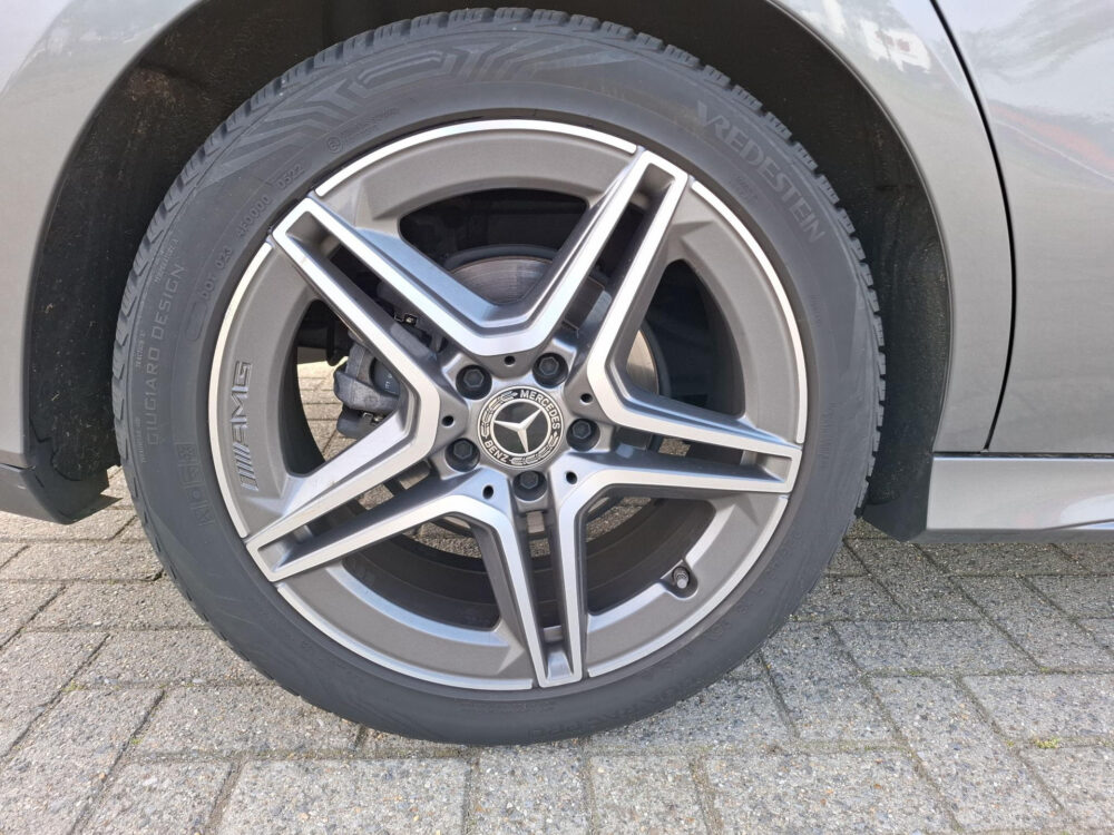 Mercedes-Benz CLA-klasse 180 Premium Plus | AMG Styling | panorama dak | digitaal dashboard | cruise control | climate control | camera