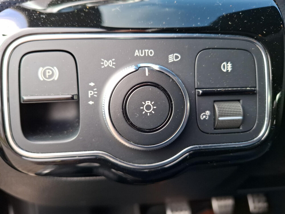 Mercedes-Benz CLA-klasse 180 Premium Plus | AMG Styling | panorama dak | digitaal dashboard | cruise control | climate control | camera