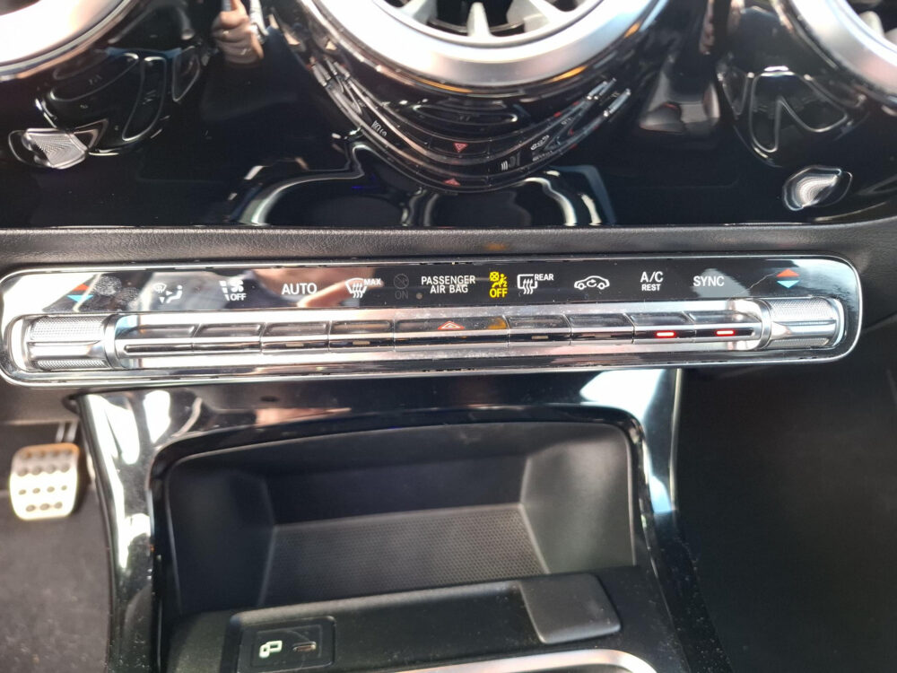 Mercedes-Benz CLA-klasse 180 Premium Plus | AMG Styling | panorama dak | digitaal dashboard | cruise control | climate control | camera