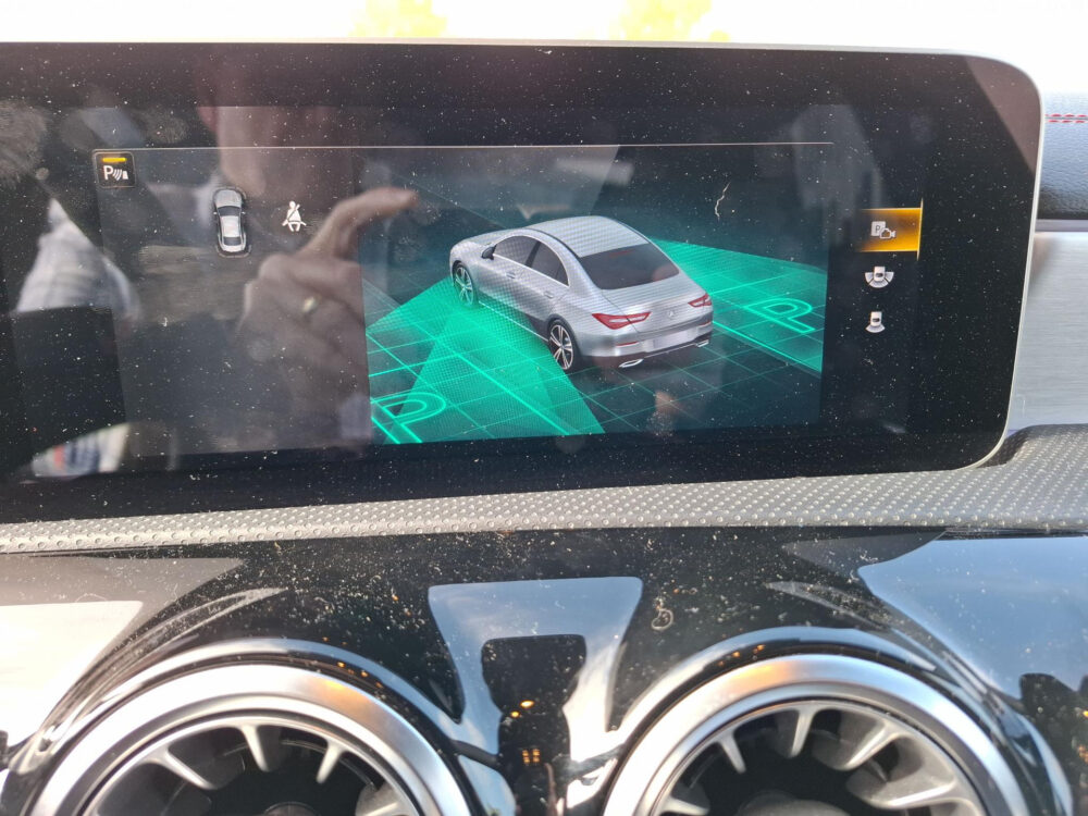 Mercedes-Benz CLA-klasse 180 Premium Plus | AMG Styling | panorama dak | digitaal dashboard | cruise control | climate control | camera