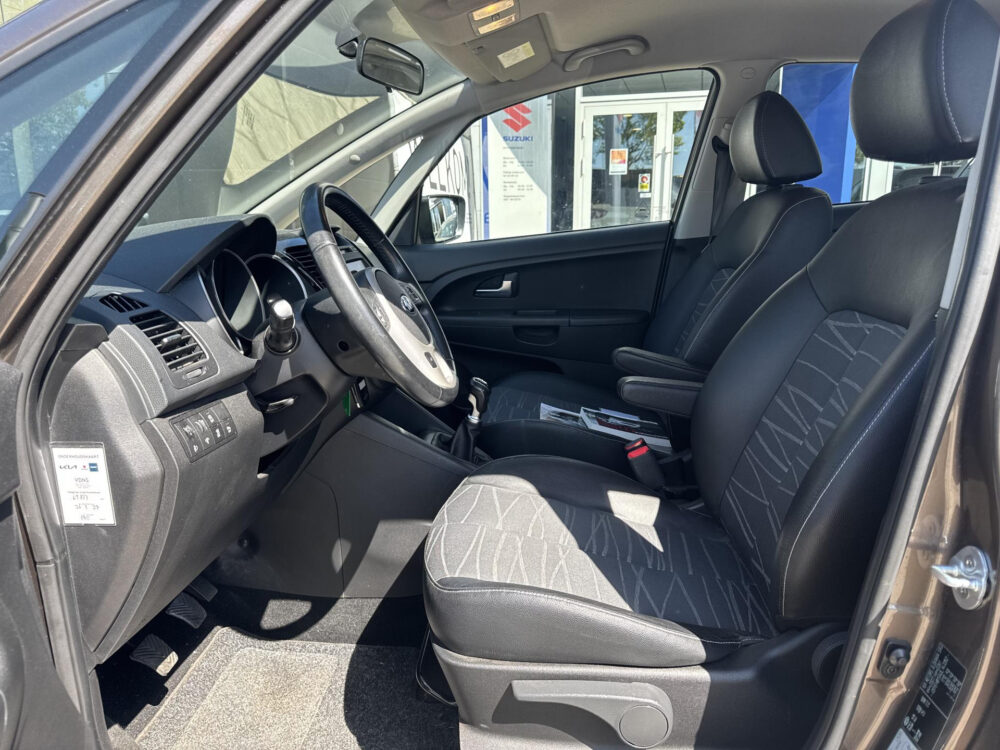 Kia Venga 1.4 CVVT DynamicPLusLine Navigatie | Trekhaak | Camera | Cruise Control | Parkeersensoren | BlueTooth