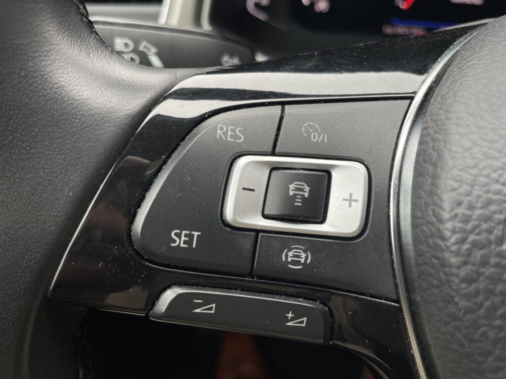 Volkswagen T-Roc 1.0 TSI Style Business | BTW ! ! | Panoramaschuif dak | Elk achterklep | Digital dashboard |