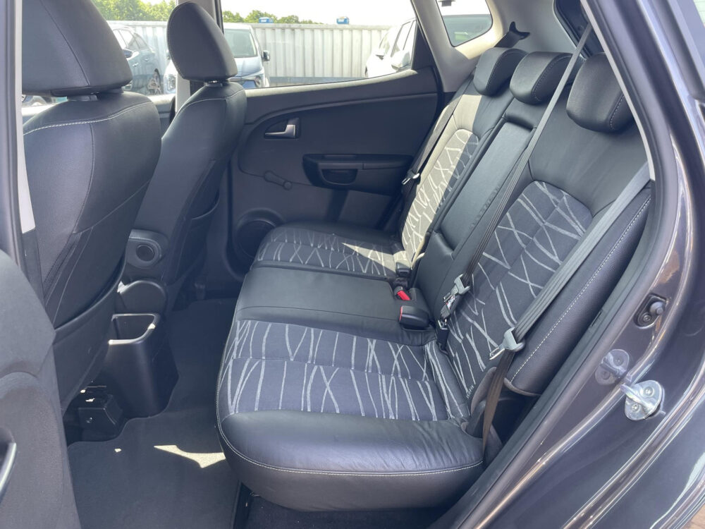 Kia Venga 1.4 CVVT First Edition | Navigatie | Lichtmetalen velgen | Achteruitrijcamera |