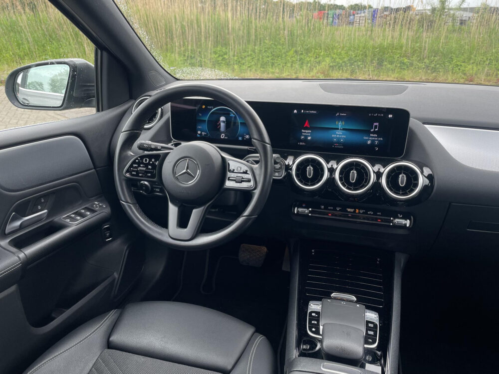 Mercedes-Benz B-klasse 180 Advantage | Achteruitrijcamera | Half leder | MBUX | Elektrische achterklep |