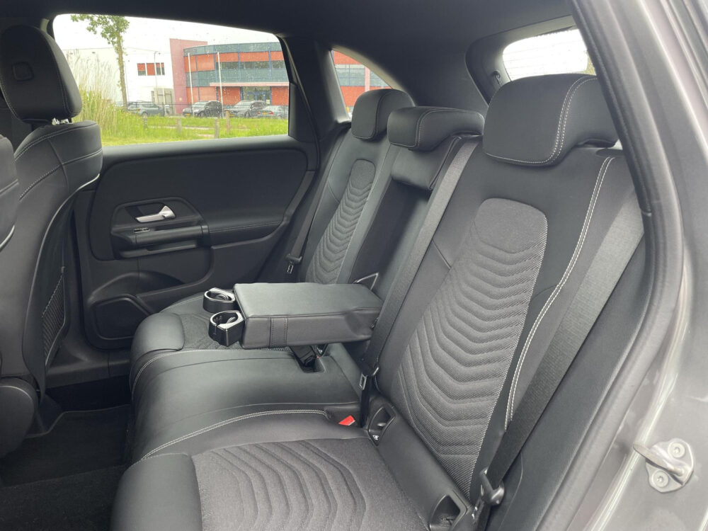 Mercedes-Benz B-klasse 180 Advantage | Achteruitrijcamera | Half leder | MBUX | Elektrische achterklep |
