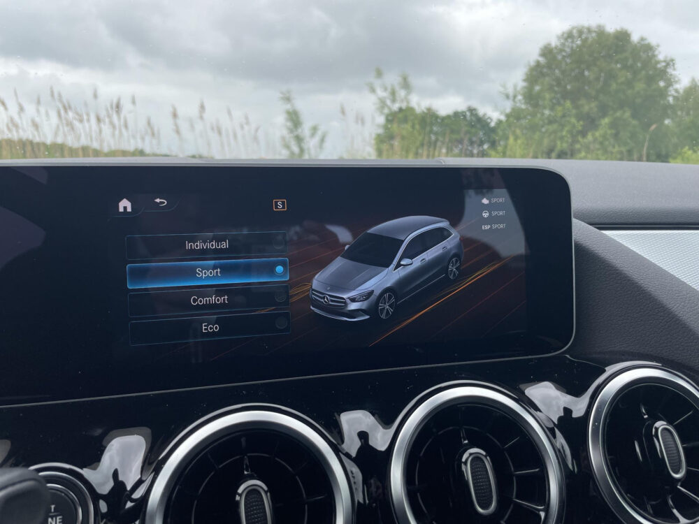 Mercedes-Benz B-klasse 180 Advantage | Achteruitrijcamera | Half leder | MBUX | Elektrische achterklep |