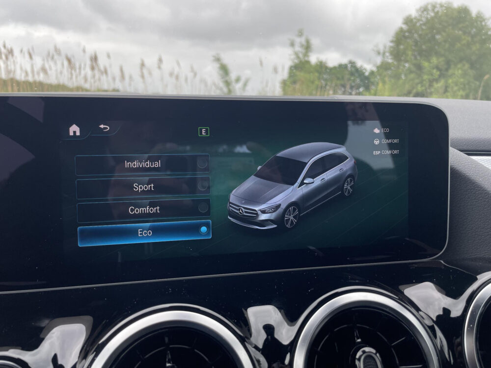 Mercedes-Benz B-klasse 180 Advantage | Achteruitrijcamera | Half leder | MBUX | Elektrische achterklep |