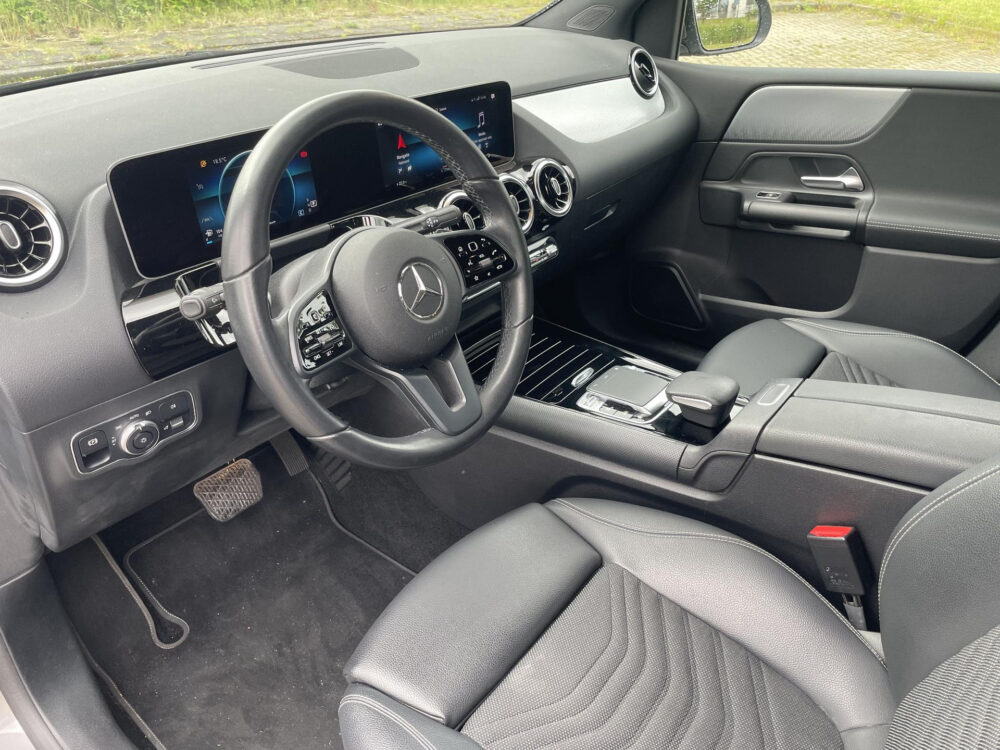 Mercedes-Benz B-klasse 180 Advantage | Achteruitrijcamera | Half leder | MBUX | Elektrische achterklep |