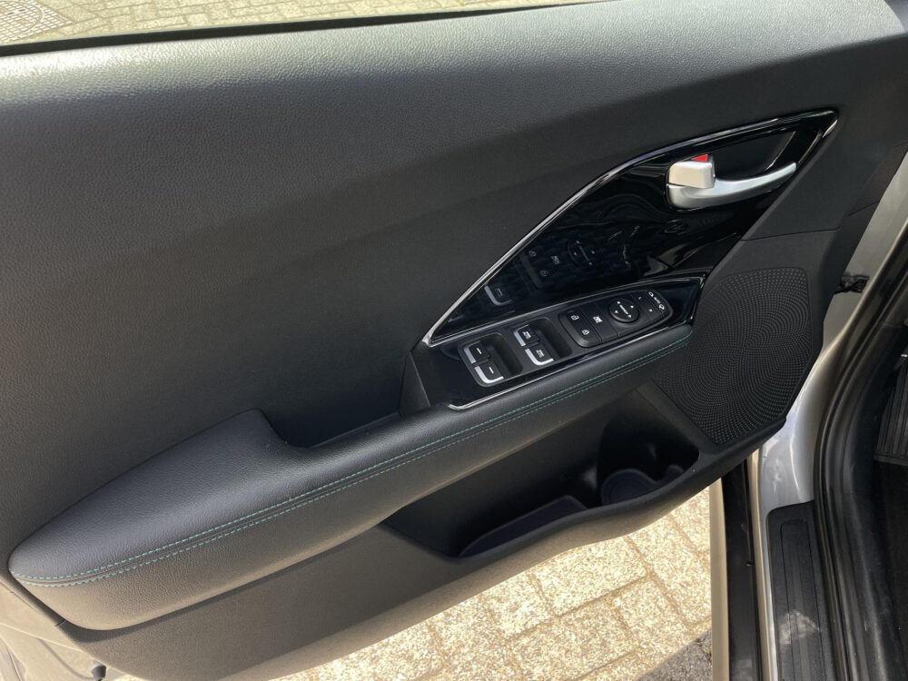 Kia e-Niro DynamicLine 64 kWh | Stoelverwarming | Achteruitrijcamera | Half leder |