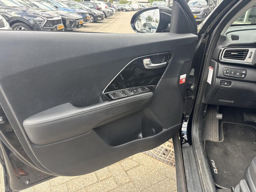 Kia Niro 1.6 GDi Hybrid DynamicPlusLine Leder Stoelverwarming Stuurverwarming navigatie Camera trekhaak