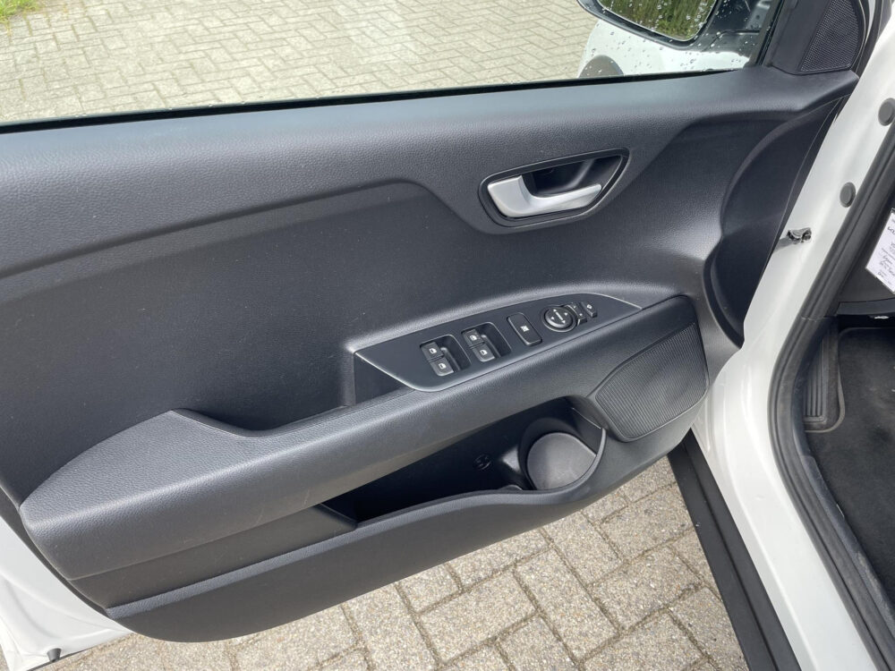 Kia Stonic 1.0 T-GDi DynamicPlusLine | Climate control | Achteruitrijcamera | Navigatie | Apple carplay |