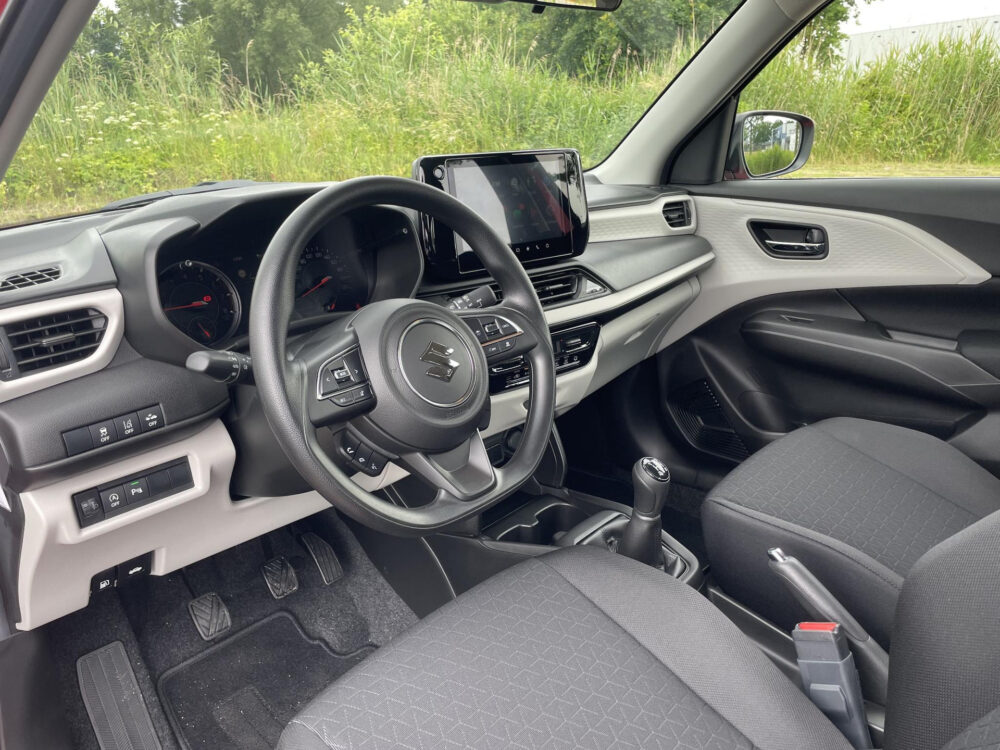 Suzuki Swift 1.2 Comfort Smart Hybrid | Demo direct leverbaar | Achteruitrijcamera | Dodehoek assistent | Adaptieve cruise |