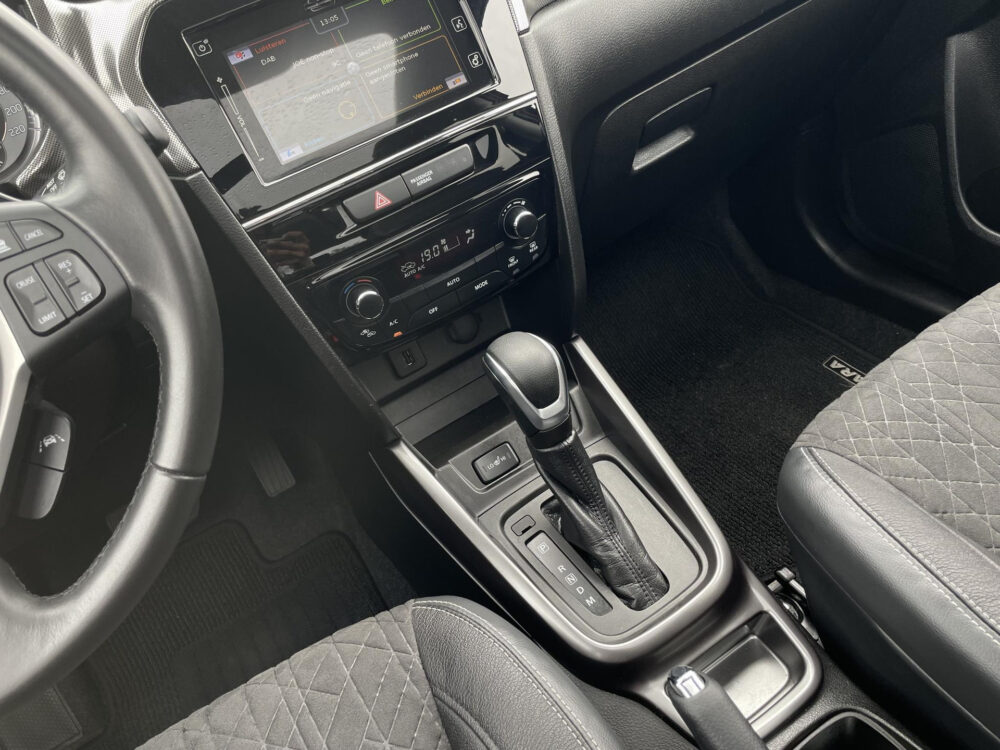 Suzuki Vitara 1.5 Hybrid Style | Stoelverwarming | Panodak | Keyless | Dodehoek detectie |