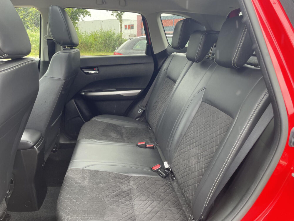 Suzuki Vitara 1.5 Hybrid Style | Stoelverwarming | Panodak | Keyless | Dodehoek detectie |