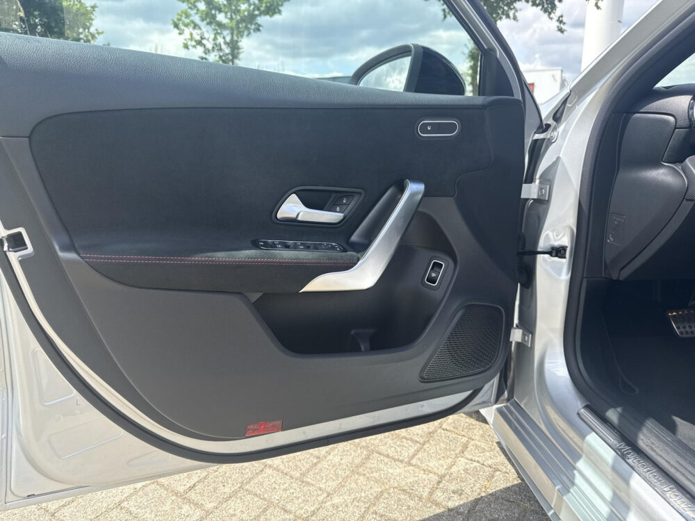 Mercedes-Benz A-klasse 200 Business Solution AMG Night Upgrade | MBUX Groot | Camera | Cruise |