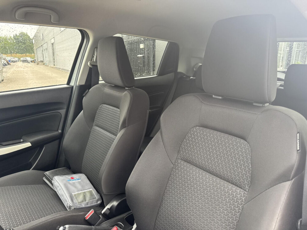 Suzuki Swift 1.2 Select Navigatie / Camera / Lichtmetalen velgen / TwoTone Lak / Stoelverwarming !