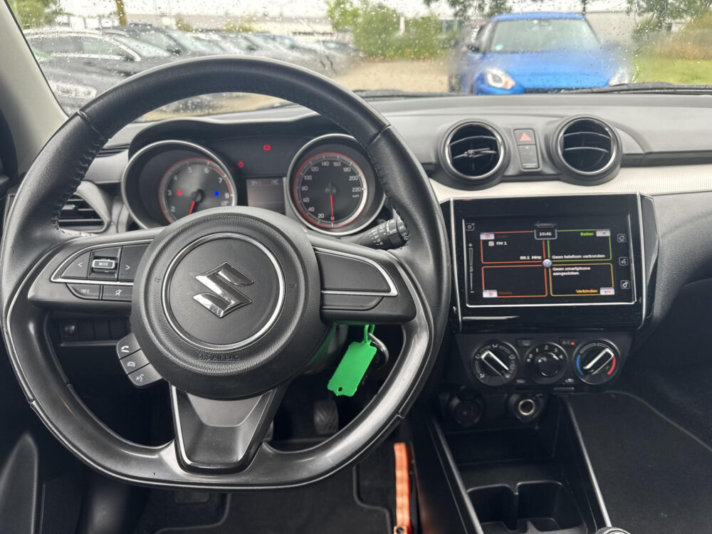 Suzuki Swift 1.2 Select Navigatie / Camera / Lichtmetalen velgen / TwoTone Lak / Stoelverwarming !