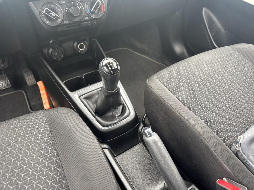 Suzuki Swift 1.2 Select Navigatie / Camera / Lichtmetalen velgen / TwoTone Lak / Stoelverwarming !