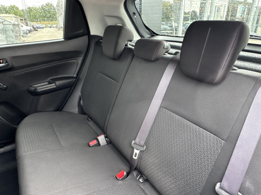 Suzuki Swift 1.2 Select Navigatie / Camera / Lichtmetalen velgen / TwoTone Lak / Stoelverwarming !