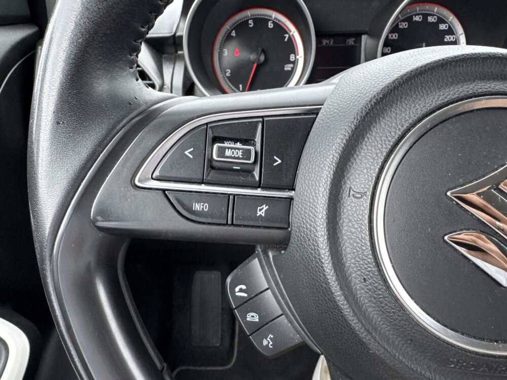 Suzuki Swift 1.2 Select Navigatie / Camera / Lichtmetalen velgen / TwoTone Lak / Stoelverwarming !