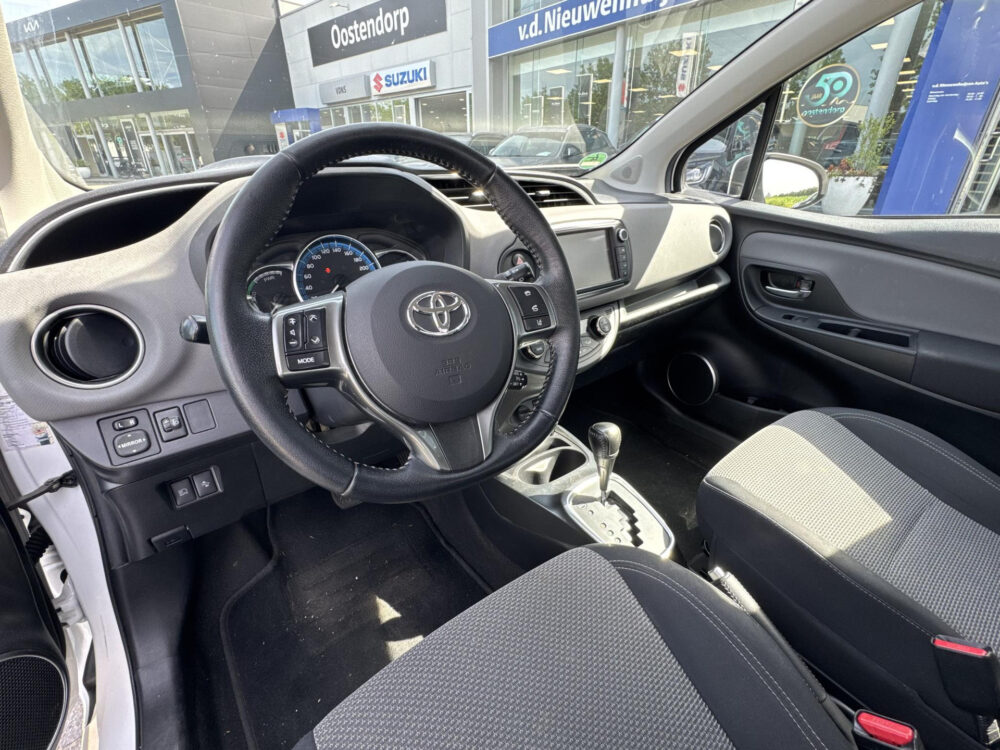 Toyota Yaris 1.5 Hybrid Trend Hybrid  Automaat Trekhaak Allweather Navigatie ECC Airco Cruise Control